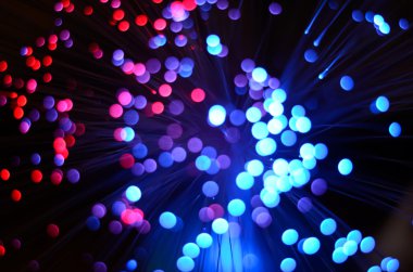 Bulanık soyut pembe ve mavi bokeh ışıklar. Noel tatili arka plan defocused