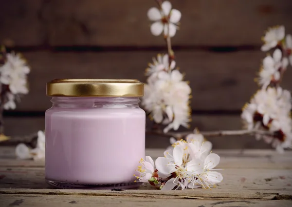 Crema cosmética ecológica con flores de albaricoque sobre un fondo de madera viejo. Bodegón spa Vintage . — Foto de Stock