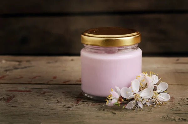 Crema cosmética ecológica con flores de albaricoque sobre un fondo de madera viejo. Bodegón spa Vintage . — Foto de Stock