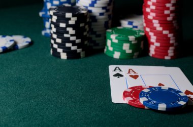 Casino fişi ve Aslar yeşil masadaki çift. Poker oyunu