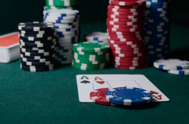 Casino fişi ve Aslar yeşil masadaki çift. Poker oyunu