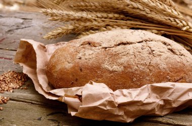 ahşap bir masa üzerinde buğday ekmeği. Ülke natürmort