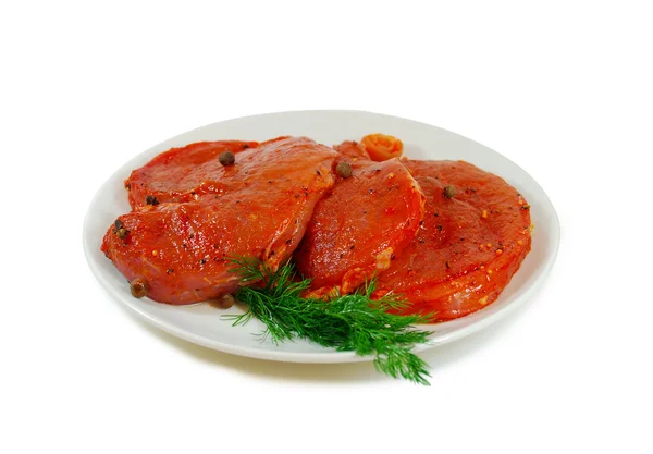 Rohes Fleisch. Schnitzelscheiben mit Wurst in einer Schüssel isoliert vor weißem Hintergrund — Stockfoto