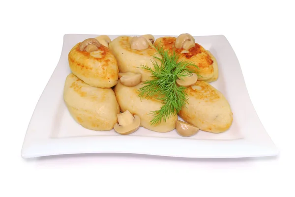 Pazzo con funghi isolato su sfondo bianco. Cucina nazionale ucraina, lituana, polacca e bielorussa — Foto Stock