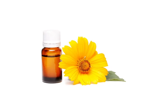 Botella cosmética oscura de aceite aromático para la medicina herbal con flor de caléndula aislada en blanco. Extracto de caléndula . —  Fotos de Stock