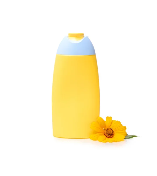 Schampo flaska med calendula blomma isolerade på vitt. Ringblomma extrakt. — Stockfoto