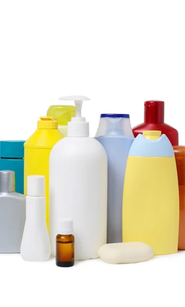 Groep shampoo of lichaam zorg flessen geïsoleerd op wit. Assortiment hygiëneproducten — Stockfoto