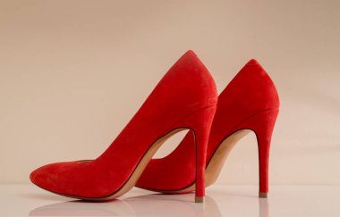 Hakiki kırmızı süet yüksek topuklu ayakkabılar ve kot pantolon.