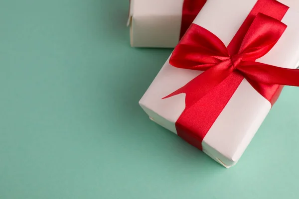 Dos Cajas Regalo Blancas Atadas Con Lazos Color Rojo Brillante —  Fotos de Stock