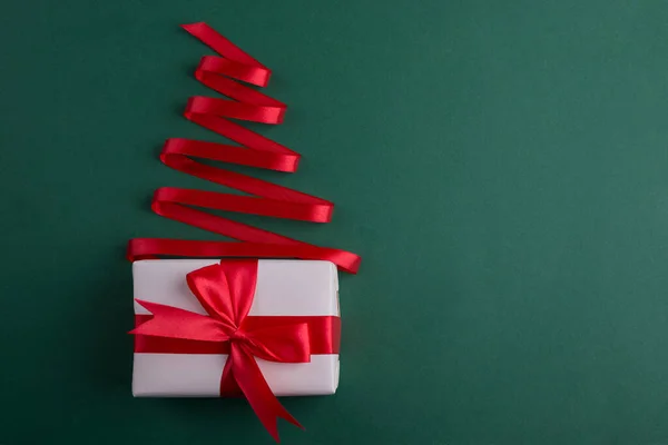 Різдвяне Дерево Зроблене Шовкової Червоної Стрічки Подарункової Коробки Яскраво Зеленому — стокове фото