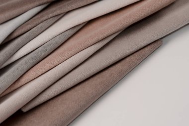 Light Set Yelken Şampanyası ve gri renkli kadife kumaş örnekleri. Kumaş dokusu arkaplanı