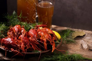 Kerevit, dereotlu ve limonlu bir tabakta kaynatıldı. Karanlık, durgun hayat.