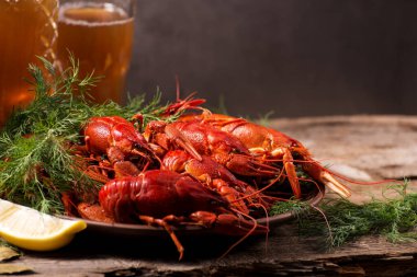 Kerevit, dereotlu ve limonlu bir tabakta kaynatıldı. Karanlık, durgun hayat.