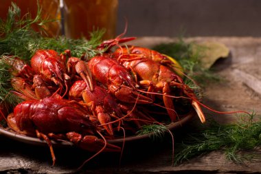 Kerevit, dereotlu ve limonlu bir tabakta kaynatıldı. Karanlık, durgun hayat.