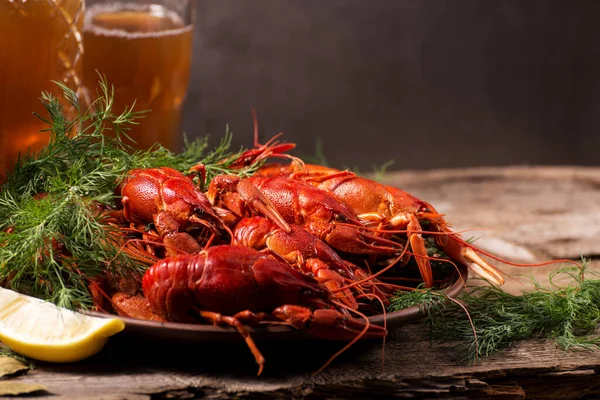 Kerevit, dereotlu ve limonlu bir tabakta kaynatıldı. Karanlık, durgun hayat.