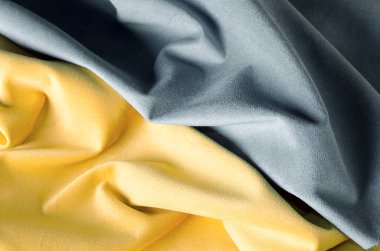 Aydınlatıcı sarı ve nihai gri renkli kadife kumaş. 2021 yılının moda renkleri. Kumaş dokusu arkaplanı.