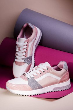 Modaya uygun yılan derisi hakiki deri ayakkabılar. El yapımı kaliteli kaliteli ayakkabılarım var. Moda kadın spor ayakkabıları..