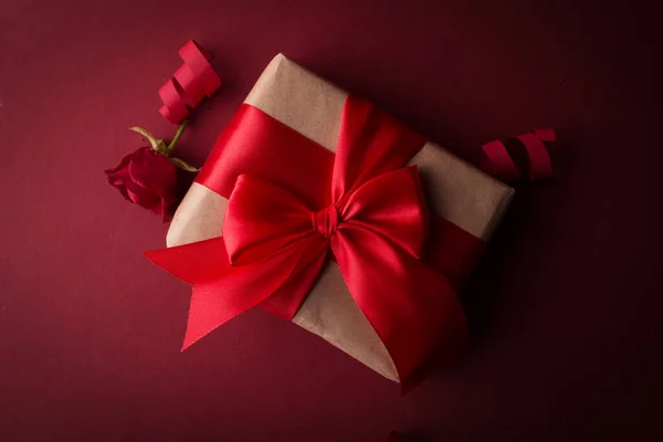 用红丝弓盖着深紫色背景的礼品盒 情人节浪漫礼品盒 红玫瑰 2月14日 — 图库照片