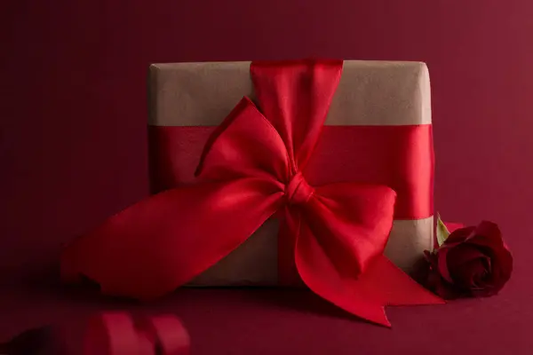用红丝弓盖着深紫色背景的礼品盒 情人节浪漫礼品盒 红玫瑰 2月14日 — 图库照片