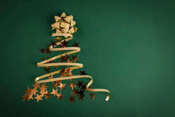 Parlak Yeşil Bir Zemin Üzerinde Altın Parıldayan Kurdeleden Yapılmış Noel — Stok fotoğraf