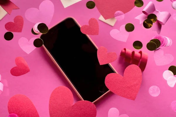 Happy Valentin Nap Koncepció Telefon Sok Dekoratív Piros Papír Szív — Stock Fotó