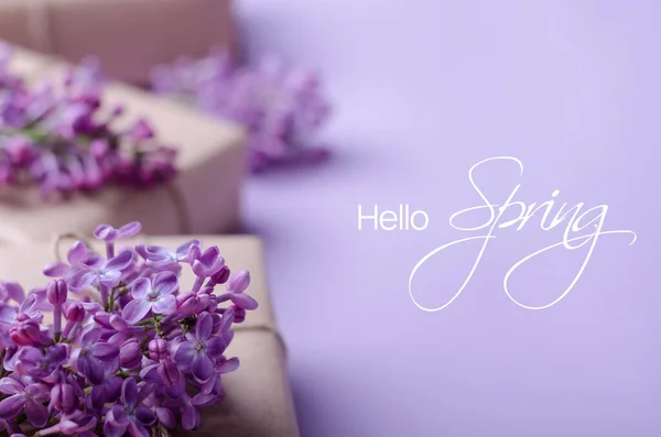 Привет Весенняя Поздравительная Открытка Красивой Фиолетовой Сиренью Коробке Подарками Весенний — стоковое фото