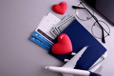 Romantik Uçak Seyahat Hazırlama Nesneler, belgeler, ABD Doları, Pasaportlar, Biletler, Gözlükler, Akıllı Telefon ve metin için alan.