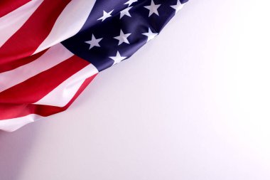 Gri arkaplanda Amerikan Bayrağı ve mesaj için boş alan. Bağımsızlık Günü veya Gaziler Günü Sınırı.