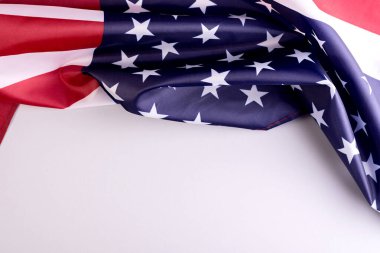 Gri arkaplanda Amerikan Bayrağı ve mesaj için boş alan. Bağımsızlık Günü veya Gaziler Günü Sınırı.