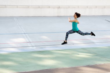 Stadyumda tüm sezon boyunca koşan genç bir bayan..