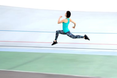 Stadyumda tüm sezon boyunca koşan genç bir bayan..