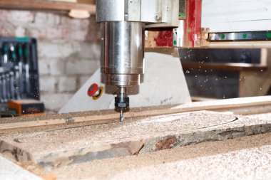 Tahta tahtada çalışan ahşap cnc makinesi. Ahşap fabrikasındaki makine aleti..