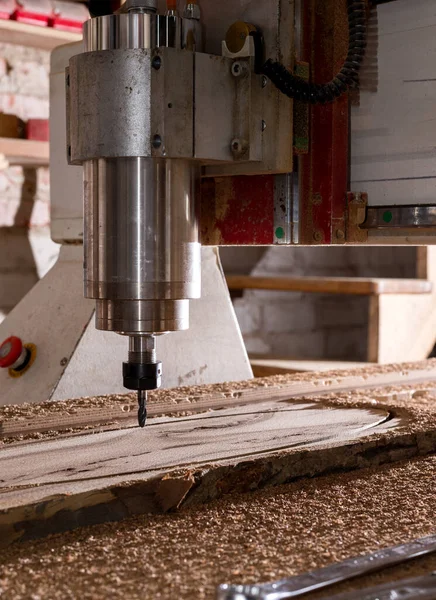 Holzbearbeitung Cnc Maschine Die Auf Holzplatten Arbeitet Werkzeugmaschine Der Holzfabrik — Stockfoto