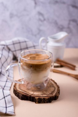 Dalgona Kahve. Kremalı içecek ve Kore 'de popüler olan hazır kahve şeffaf çift cam bardakta kremalı kokteyl.