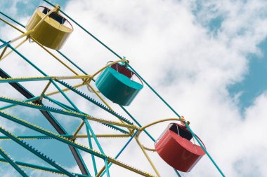Mavi gökyüzünün altında dönme dolap. Yaz Şehir Parkı