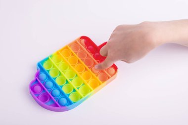 Çocuklar gökkuşağı oyuncağıyla oynuyorlar. Oyuncak beyaz renkte izole edilmiş..