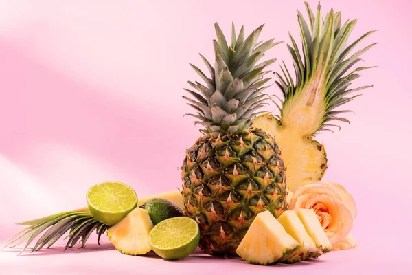 Frische Reife Ananas Und Geschnittene Fruchtscheiben Vor Rosa Hintergrund Hallo — Stockfoto