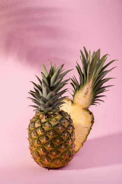 Frische reife Ananas vor rosa Hintergrund. Hallo, Sommerkonzept. — Stockfoto