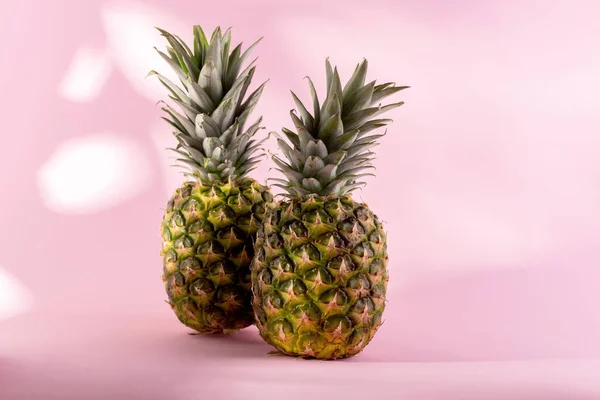 Frische reife Ananas vor rosa Hintergrund. Hallo, Sommerkonzept. — Stockfoto