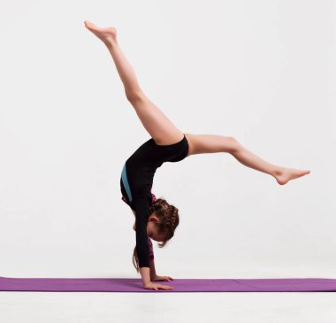 Beyaz kıza karşı jimnastik yapan tatlı bir kız çocuğu..