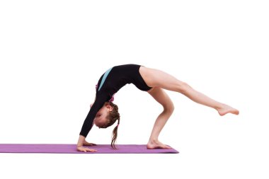 Beyaz kıza karşı jimnastik yapan tatlı bir kız çocuğu..