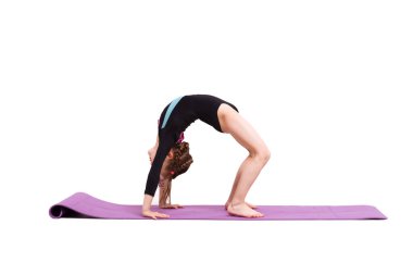 Beyaz arka plana karşı jimnastik yapan tatlı kız çocuğu..