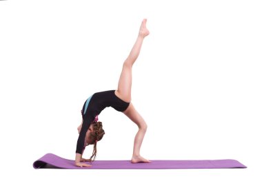 Beyaz kıza karşı jimnastik yapan tatlı bir kız çocuğu..