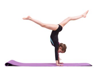 Beyaz kıza karşı jimnastik yapan tatlı bir kız çocuğu..