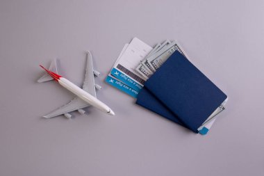 Seyahat aksesuarları, belgeler, dolar ve pasaportlar, bilet.