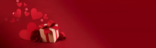 Happy St. Walentynki baner z pudełka na prezent rzemieślnicze papieru, czerwone serca papieru, łuki na ciemnoczerwonym tle z pustym miejscem na tekst. — Zdjęcie stockowe