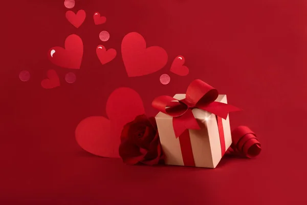 Mutlu Sevgililer Günü konsepti, el işi kağıt hediye kutusu, kırmızı kağıt kalpler, koyu kırmızı arka plan ve boş metin alanı.. — Stok fotoğraf