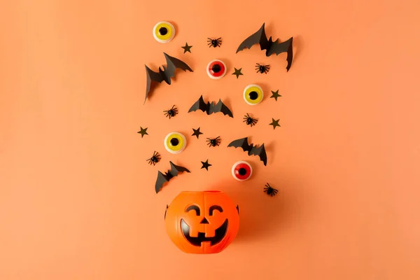 Banner de fiesta de Halloween con calabaza, arañas y murciélagos de papel. Grandes ojos de miedo en una vista superior concepto de Halloween. —  Fotos de Stock