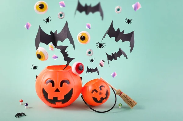 Felice giorno di Halloween banner con zucche carine, volanti pipistrelli taglio carta, dolci e ragni contro azzurro con spazio vuoto per il testo. — Foto Stock