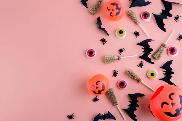 Striscione di Halloween con zucca, ragni e pipistrelli di carta. Grandi occhi spaventosi su un concetto di Halloween vista dall'alto. — Foto Stock